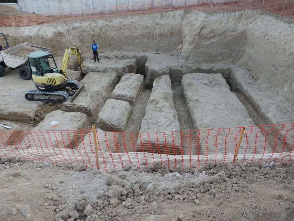 Excavación del terreno con zanjas y una excavadora al inicio de la obra